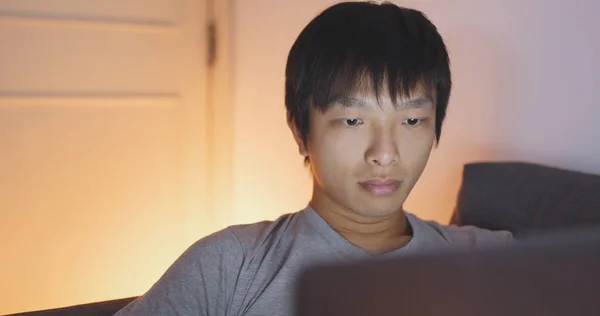 Asiático hombre usando el ordenador en casa —  Fotos de Stock