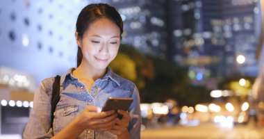 Cep telefonu kullanan genç kadın. 