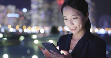 Cep telefonuyla geceleri işkadını 