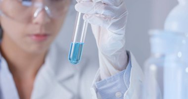 Laboratuvar teknisyeni gözlem test Tube 