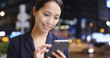 Geceleri cep telefonu kullanan kadın