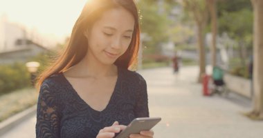 Akıllı telefon kullanan kadın 