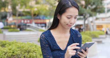 Şehirde cep telefonu kullanan kadın 