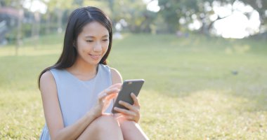 cep telefonuna SMS göndermek kadın