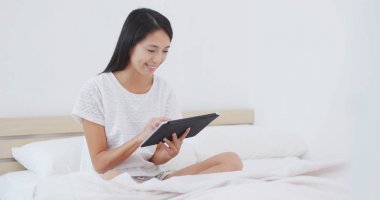 Dijital tablet yatağa kullanan kadın