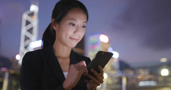 Empresaria trabajando en el teléfono móvil por la noche —  Fotos de Stock