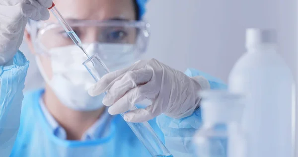 Cientista Sério Está Fazendo Sua Pesquisa — Fotografia de Stock