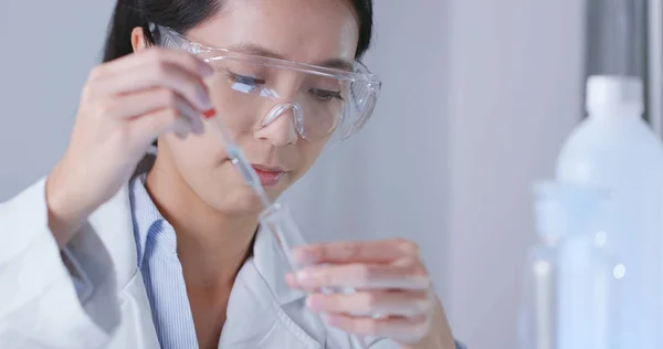 Wissenschaftler Mit Blick Auf Ein Reagenzglas — Stockfoto
