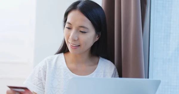 Woman working on laptop computer at home — Stock Photo, Image