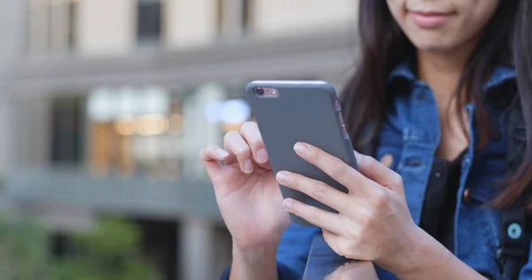 Kvinna med hjälp av smartphone — Stockfoto