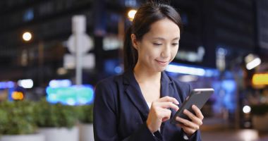 İşkadını üstünde hareket eden telefon şehir içinde çalışma 