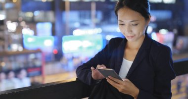 Cep telefonu kullanan iş kadını