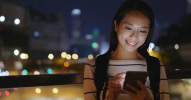 Cep telefonu kullanarak şehirde gece yolcusu