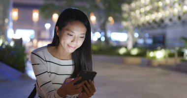 Açık geceleri Smartphone kullanan kadın