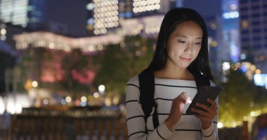 Cep telefonu açık bakarak kadın