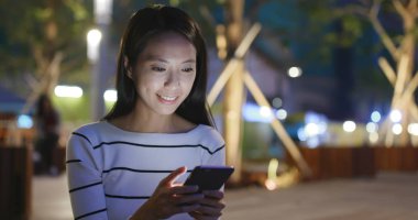 Cep telefonu kullanan kadın