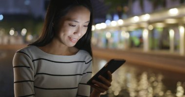 Akıllı telefon kullanan kadın 