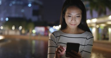 Cep telefonu kullanan kadın