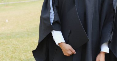 Mezuniyet kap tutan kadın 