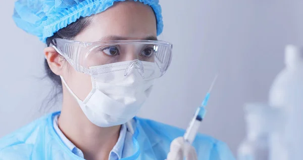 Female Medic Holding Hand Syringe — Stock Photo, Image
