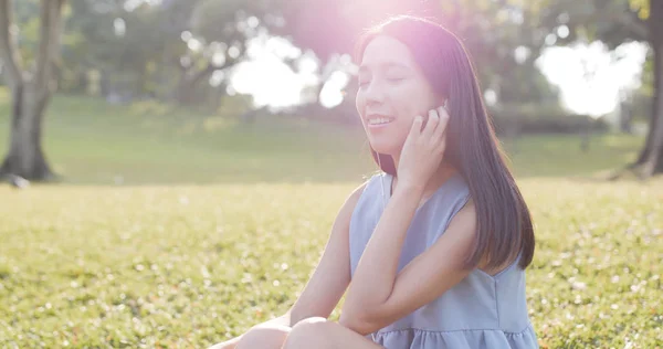 Mujer Escuchar Música Parque — Foto de Stock