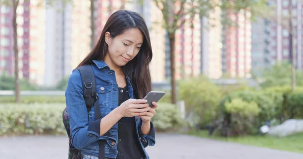 Frau benutzt Handy im Freien — Stockfoto