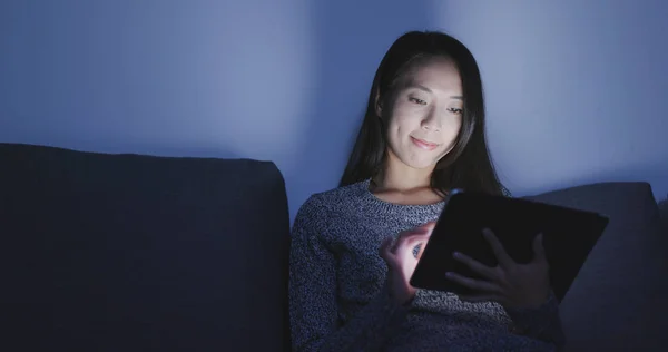 Mujer usando tableta digital en la noche —  Fotos de Stock