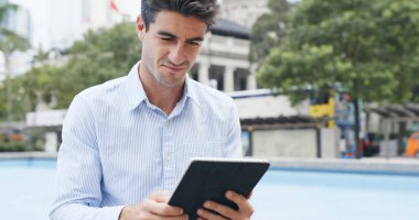 Dijital tablet bilgisayar kullanan adam 