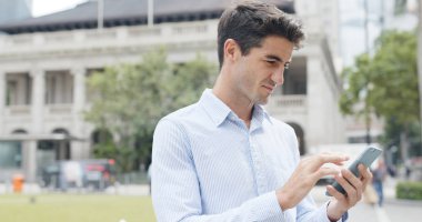 Şehirde cep telefonu kullanarak iş adamı