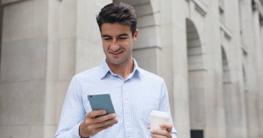 İspanyol man cep telefonu arıyorum