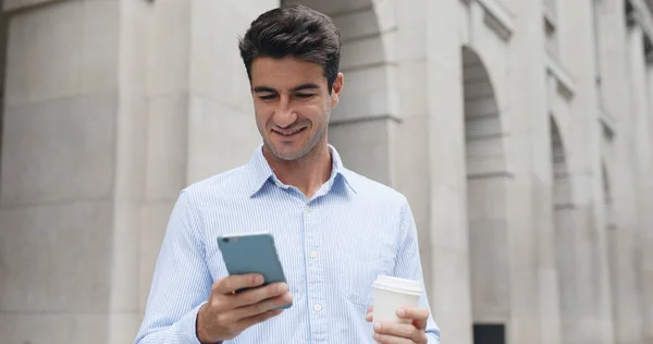 Homem hispânico olhando para o celular — Fotografia de Stock