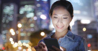 Cep telefonu kullanan kadın 