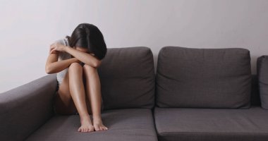 Kadın cry ve koltukta oturan 