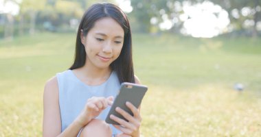 Sms göndermek için cep telefonu kullanan kadın 