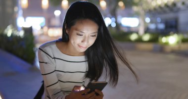 Smartphone City bakarak kadın