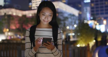 Cep telefonu kullanan kadın