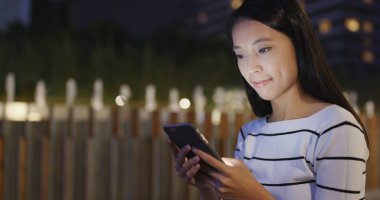 Online cep telefonu kullanan kadın