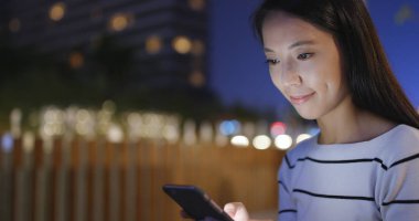 Akıllı telefon kullanan kadın