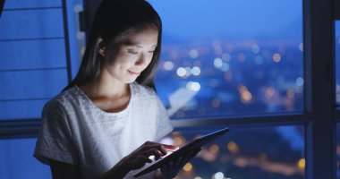 cep telefonu kullanan kadın