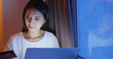 Çevrimiçi alışveriş için dizüstü bilgisayar kullanan kadın 