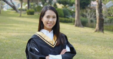 Kendine güvenen genç kadın almak mezuniyet 