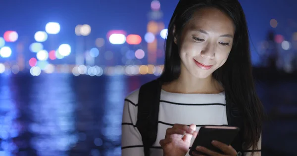 Mulher asiática usando telefone celular — Fotografia de Stock