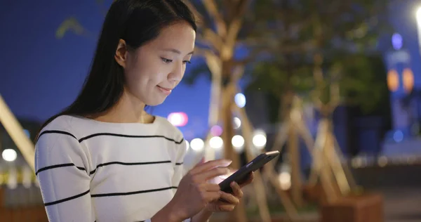 Kvinna som använder smartphone på natten — Stockfoto