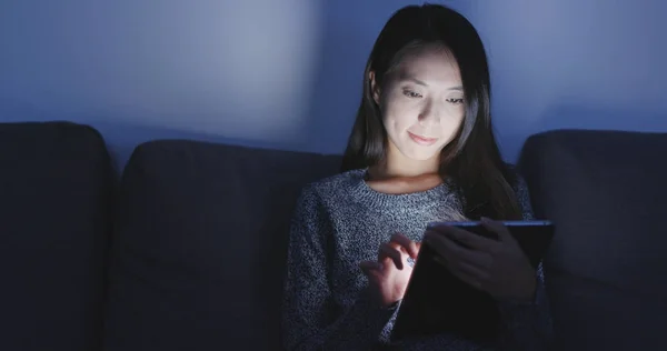 Kobieta korzystająca z tabletu cyfrowego w domu — Zdjęcie stockowe