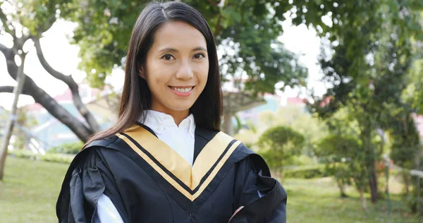 Mujer Joven Con Vestido Graduación — Foto de Stock