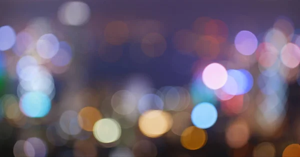 Vista borrosa de la ciudad por la noche — Foto de Stock