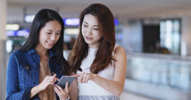 Arkadaşlar gidin seyahat birlikte ve kullanma cep telefonu 