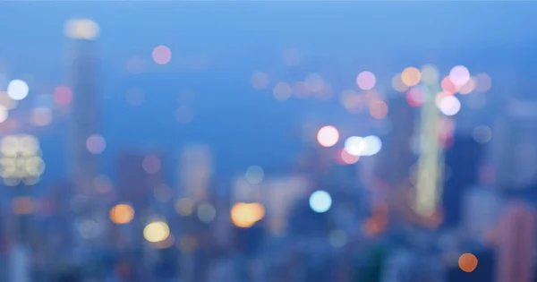 Vista desfocada da cidade à noite — Fotografia de Stock