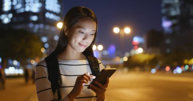 Şehir içinde hareket eden telefon, arayan kadın