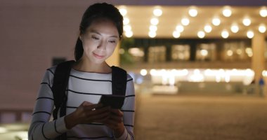 Şehirde Smartphone kullanan genç kadın